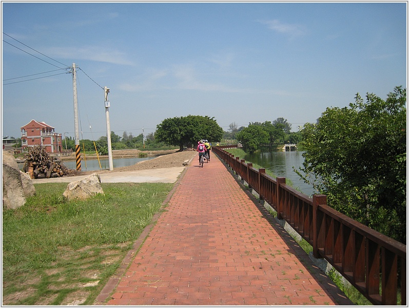 2014-09-03 10-17-04雙鯉湖邊自行車道.JPG